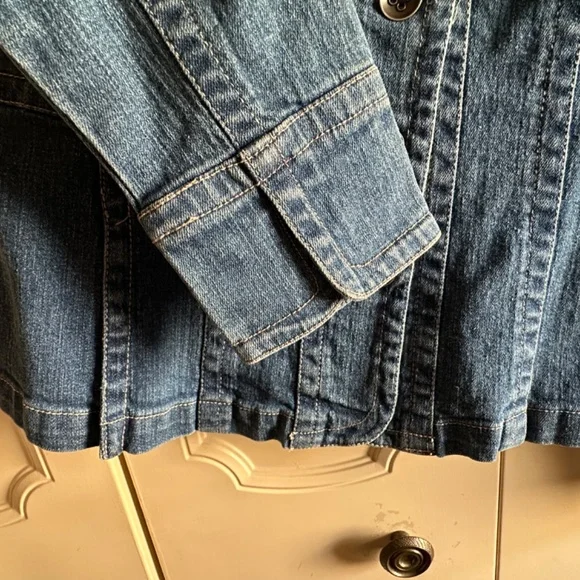 EUC TRIA Fitted Jean Jacket Stretchy Denim Size M - Picture 6 of 8